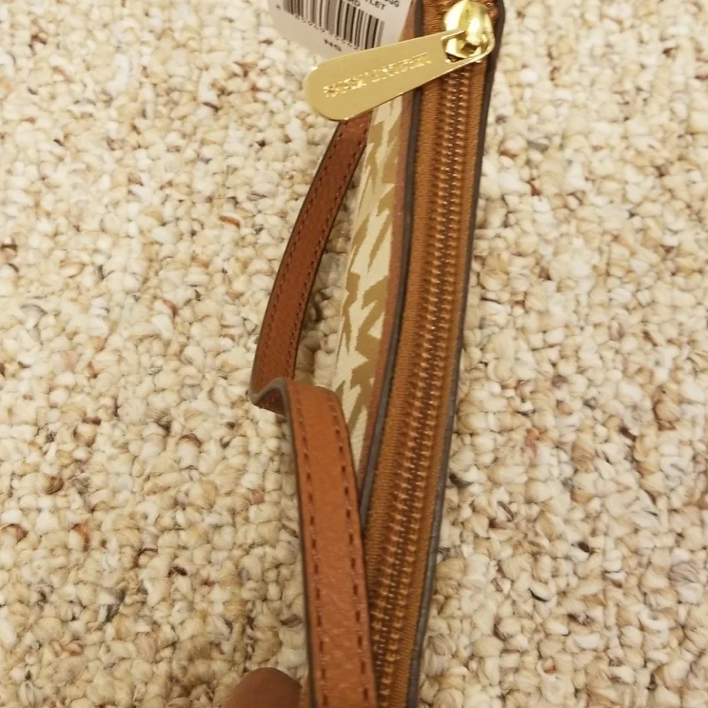 NWT! MICHAEL KORS Beige Signature Wristlet